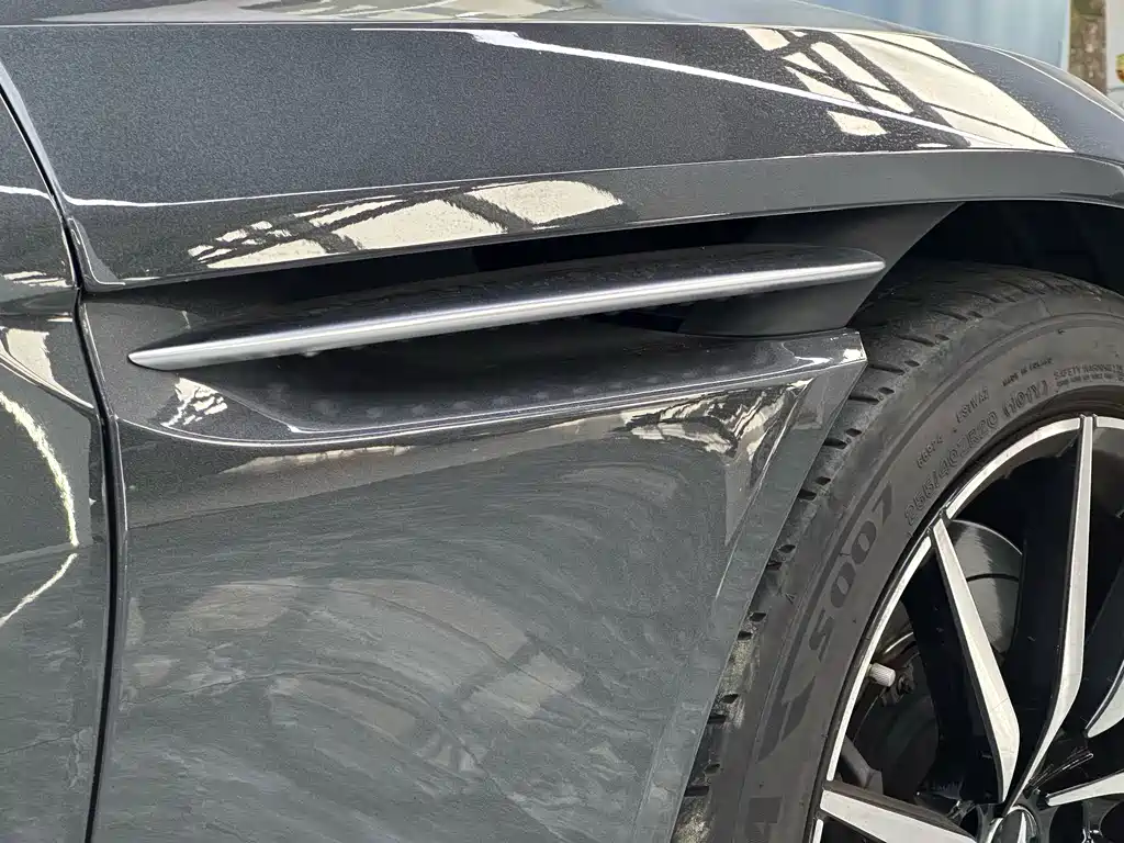 Aston Martin DB11 — миниатюра 10