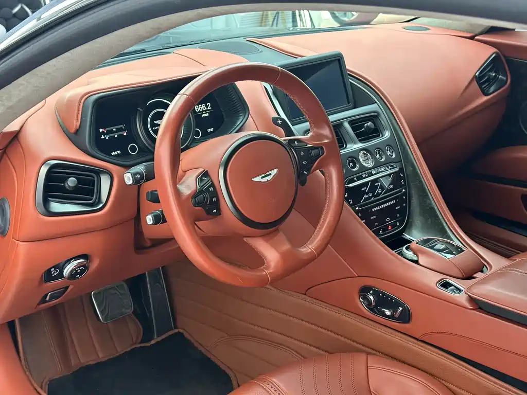Aston Martin DB11 — миниатюра 21