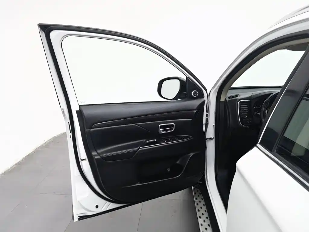 Mitsubishi Outlander — миниатюра 8