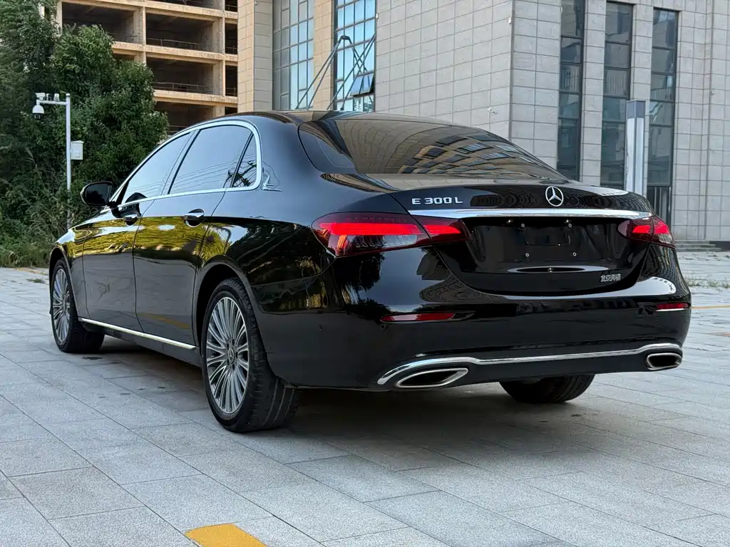 Mercedes-Benz E-Class — миниатюра 13
