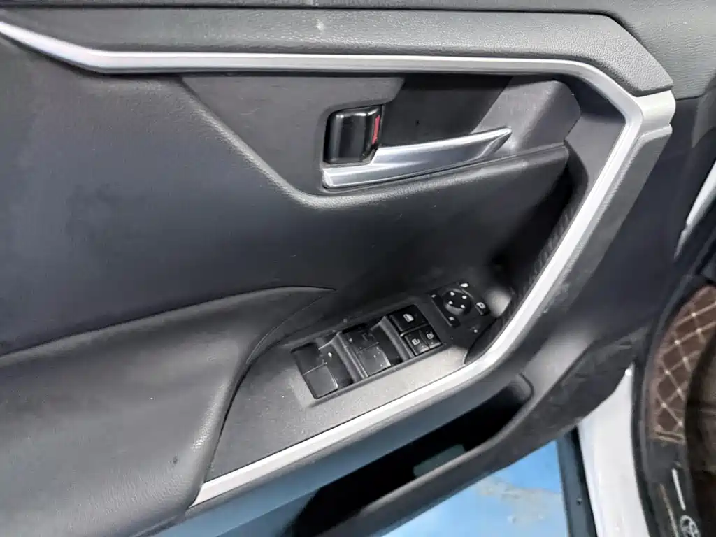 Toyota RAV4 - фото 10