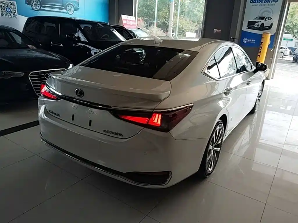 Lexus ES — миниатюра 7