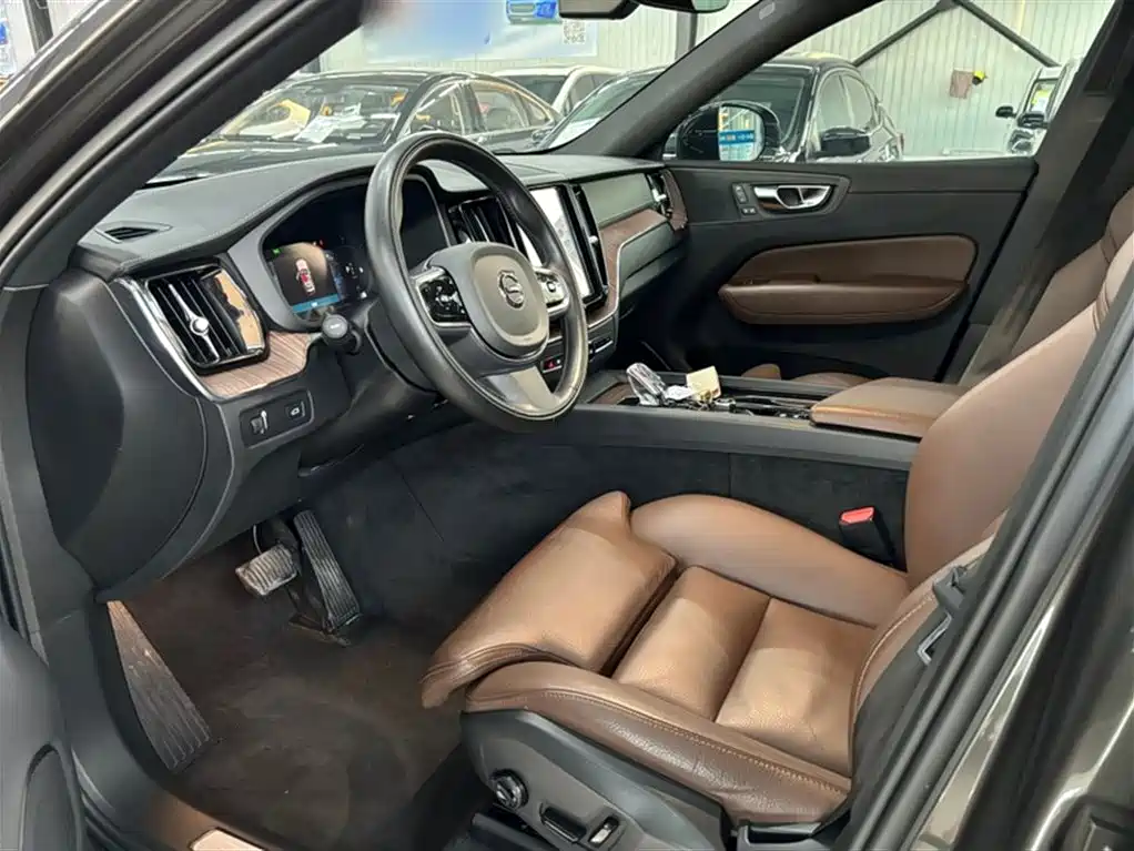 Volvo XC60 2022 B5 Luxury