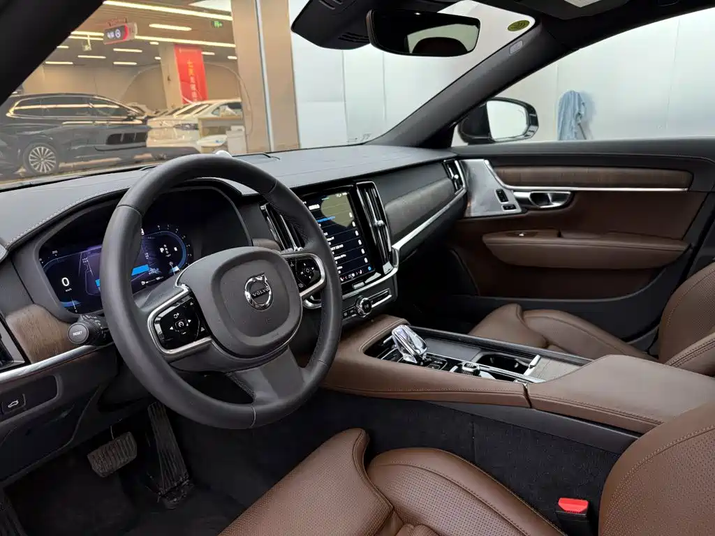Volvo S90 2025 B5 Luxury