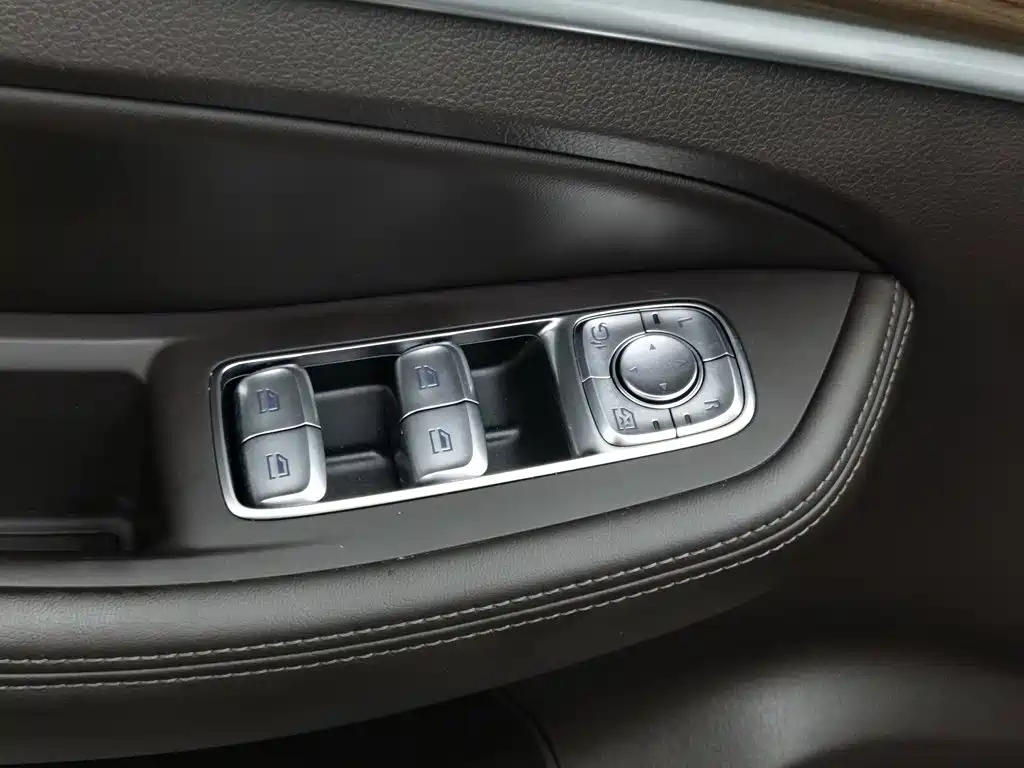Roewe RX8 — миниатюра 9