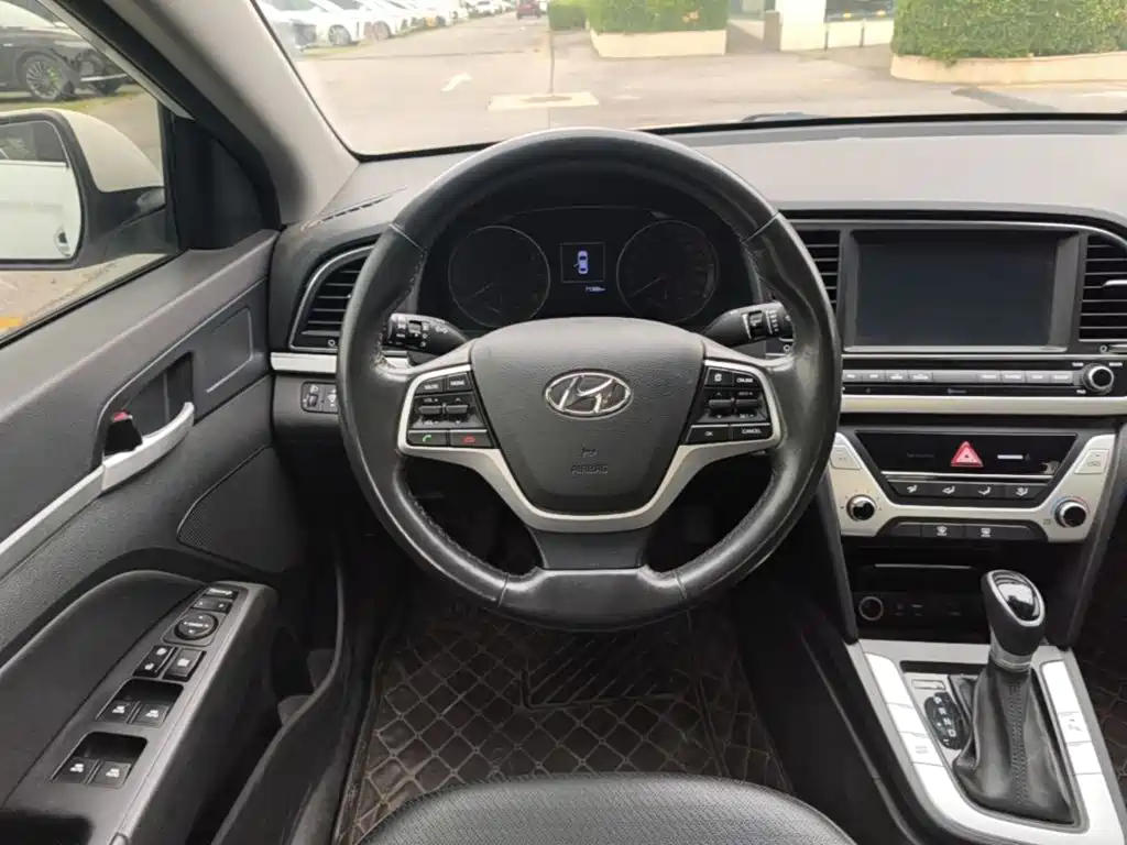 Hyundai Elantra — миниатюра 3