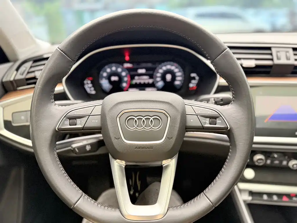 Audi Q3 - фото 10