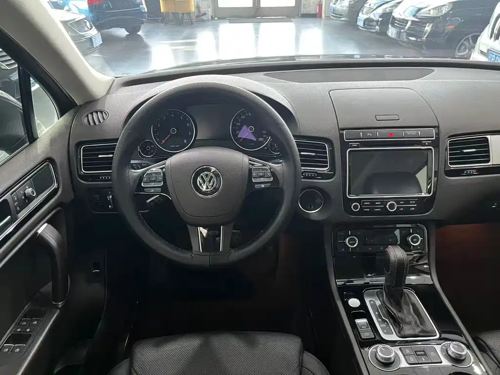 VOLKSWAGEN TOUAREG