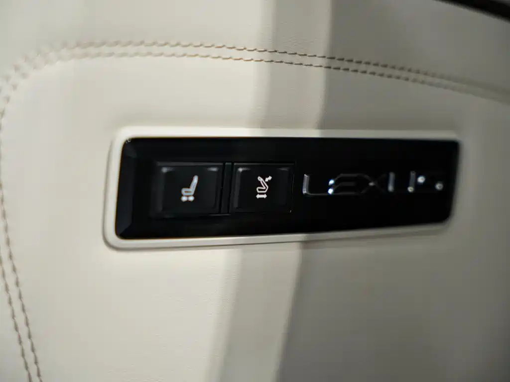 Lexus LM — миниатюра 26