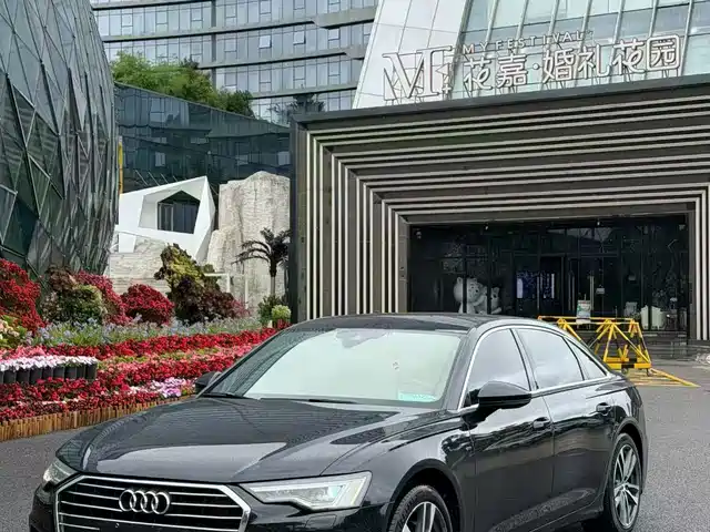 Audi A6L — фото 1