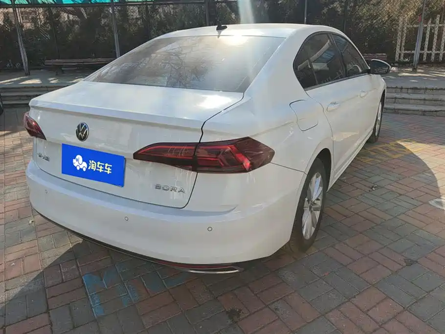 VOLKSWAGEN BORA
