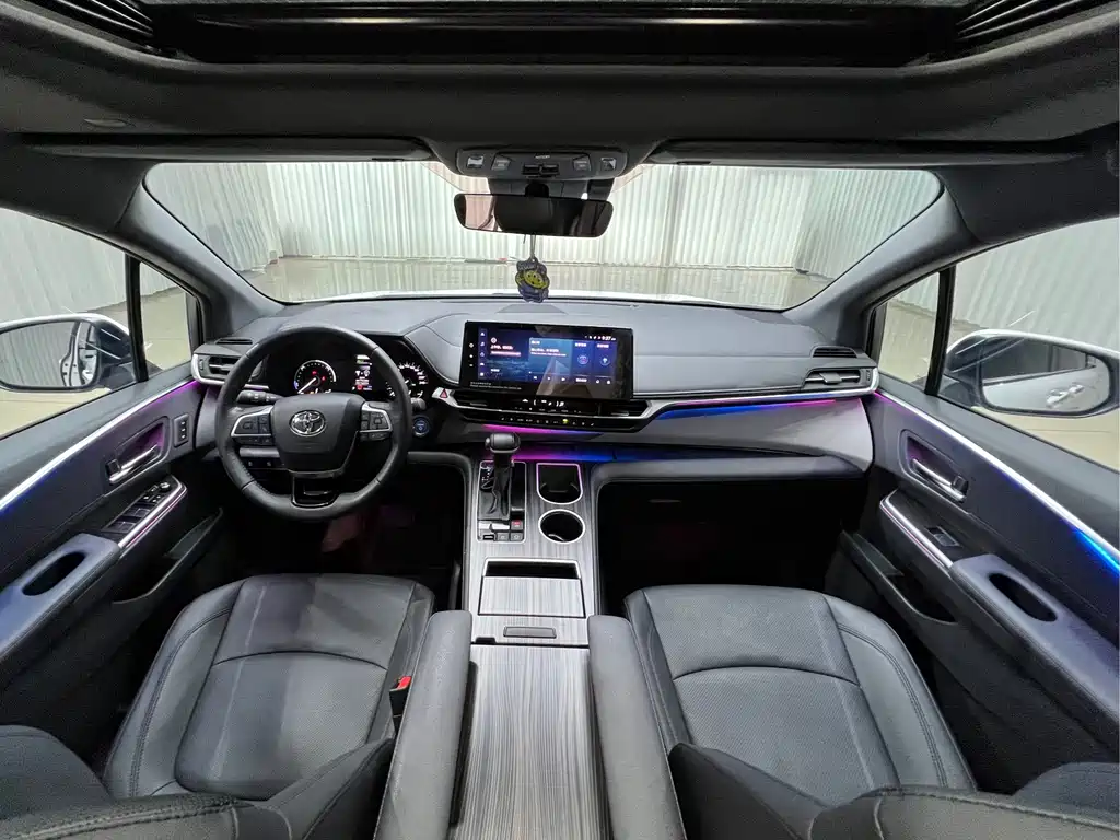 Toyota Granvia — миниатюра 12