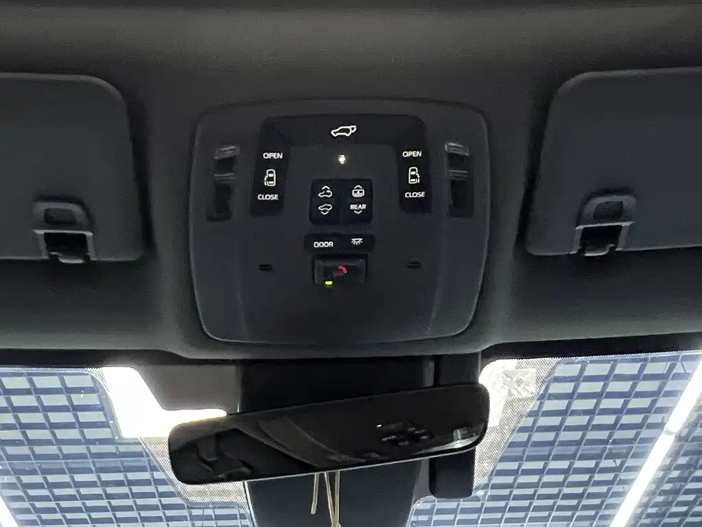 Toyota Granvia — миниатюра 16