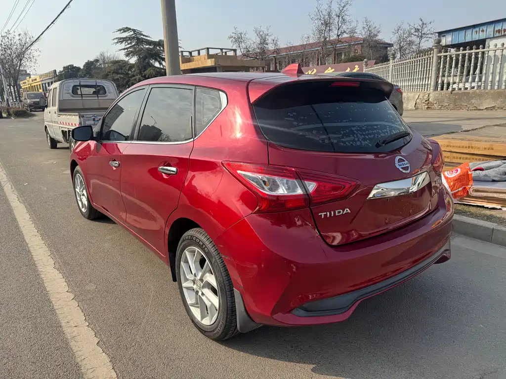 NISSAN TIIDA