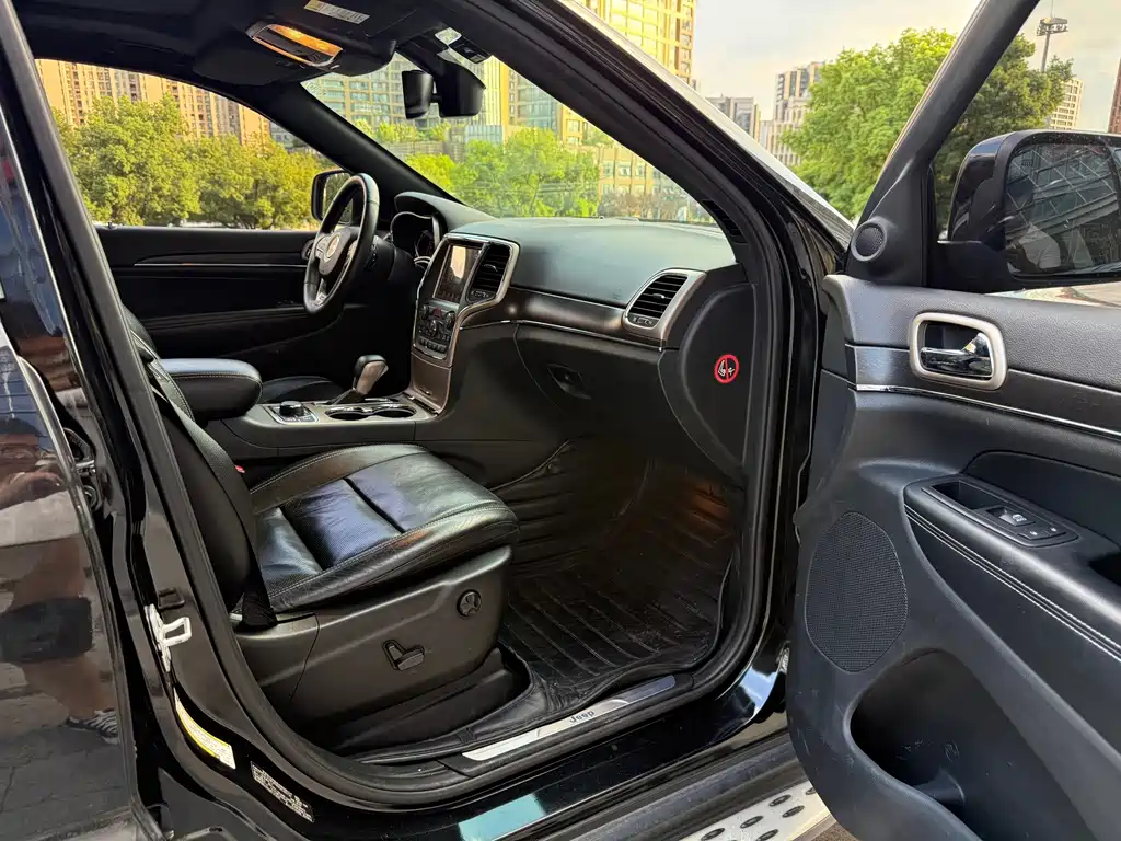 Jeep Grand Cherokee (Import) — миниатюра 12