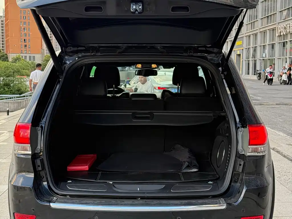 Jeep Grand Cherokee (Import) — миниатюра 14