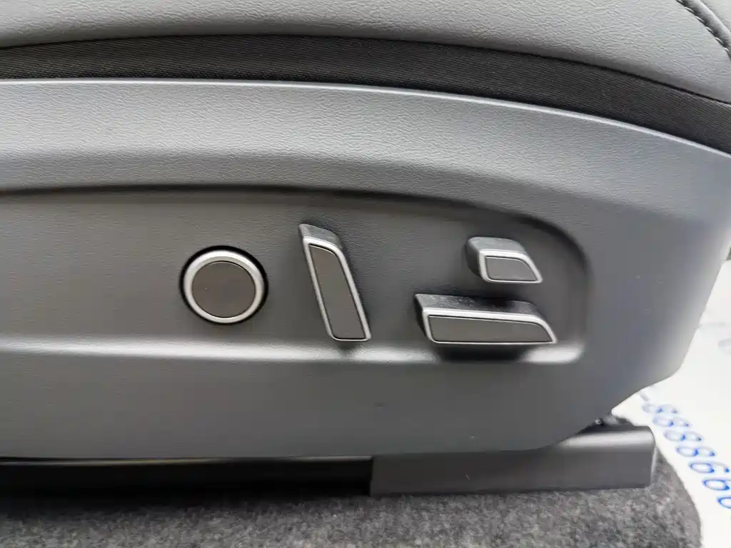 Tesla Model Y L — миниатюра 17