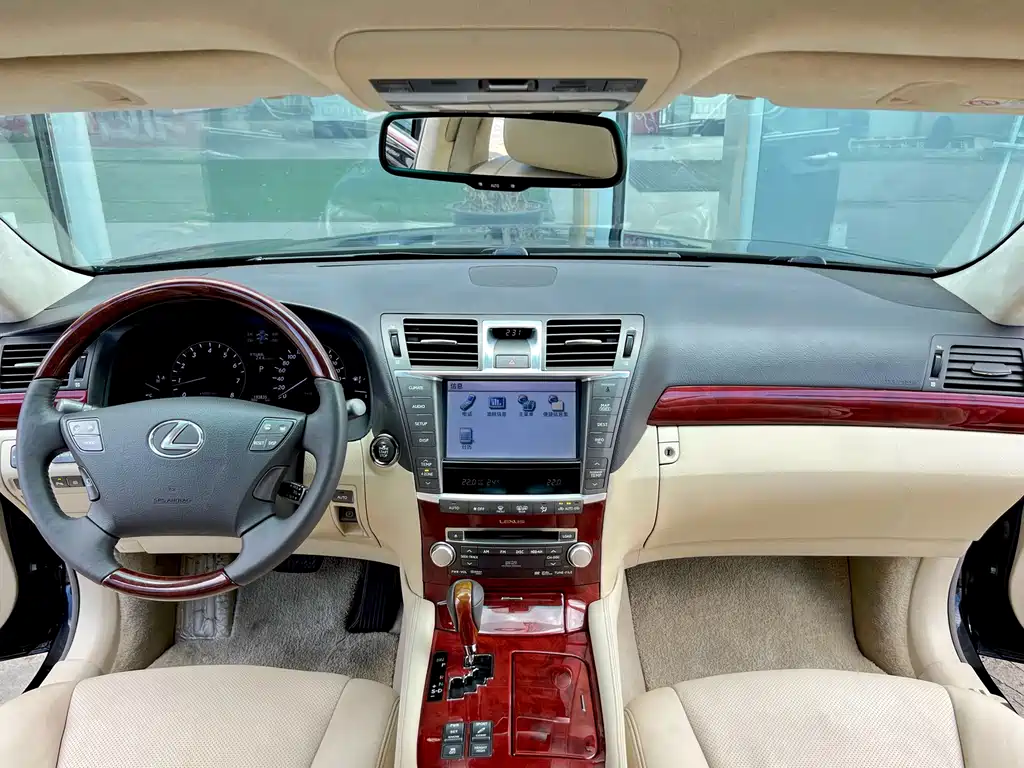 Lexus LS — миниатюра 12