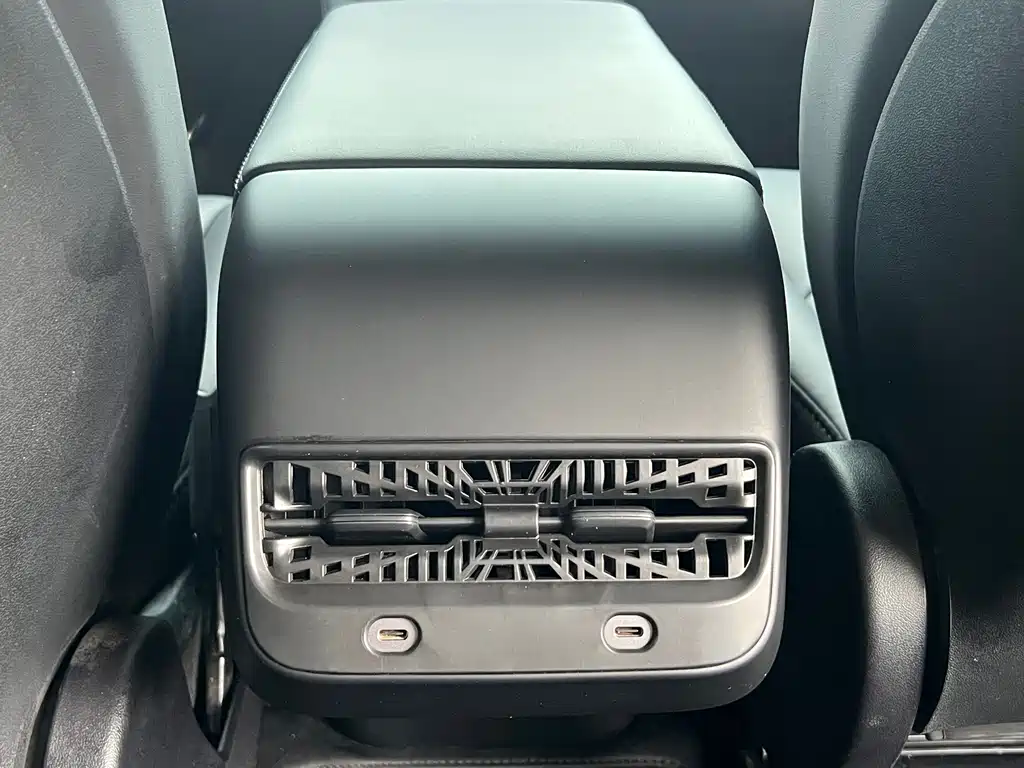 Tesla Model Y — миниатюра 12