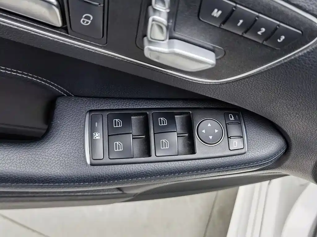 Mercedes-Benz E-Class — миниатюра 9