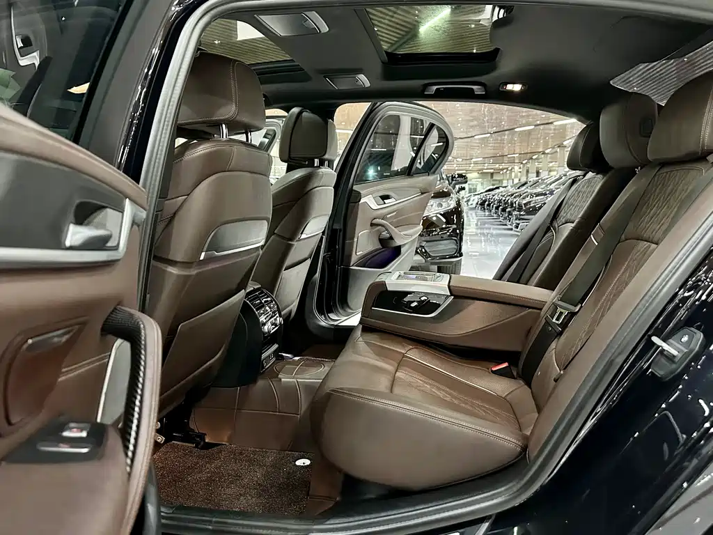 BMW 5 Series — миниатюра 8