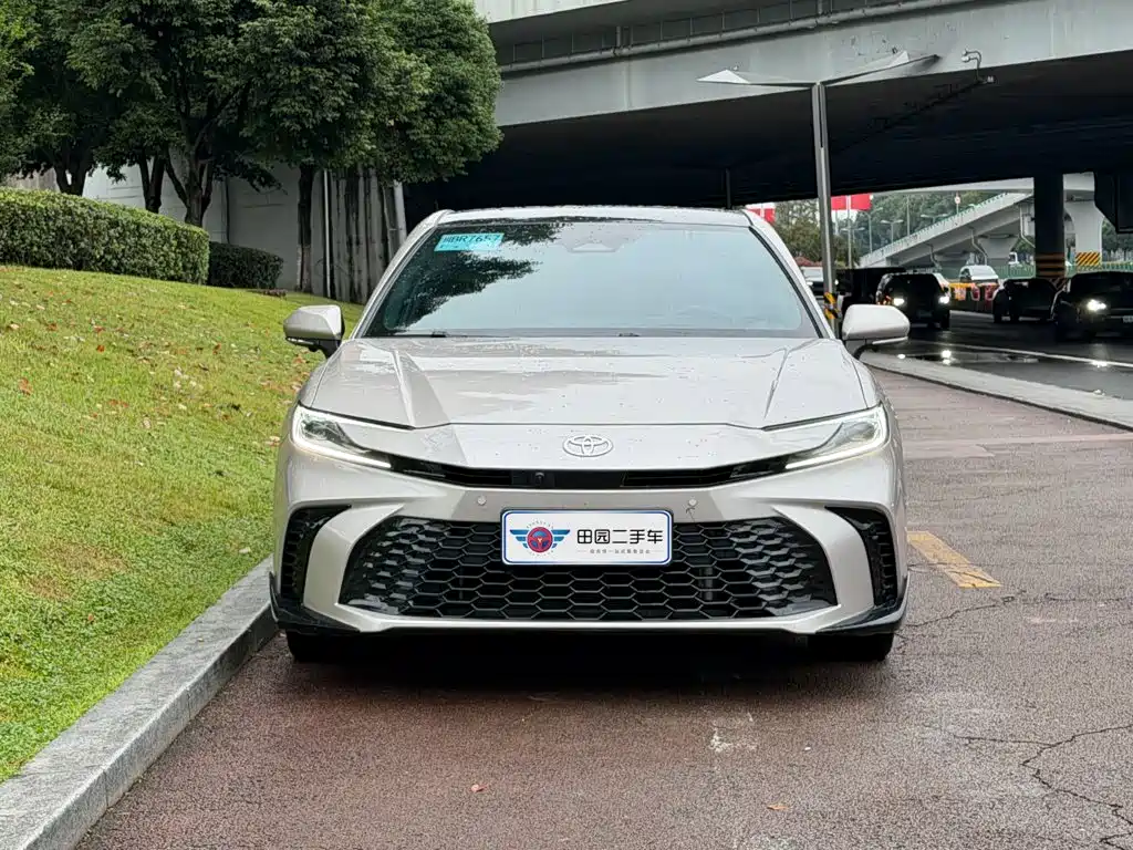Toyota Camry — миниатюра 2