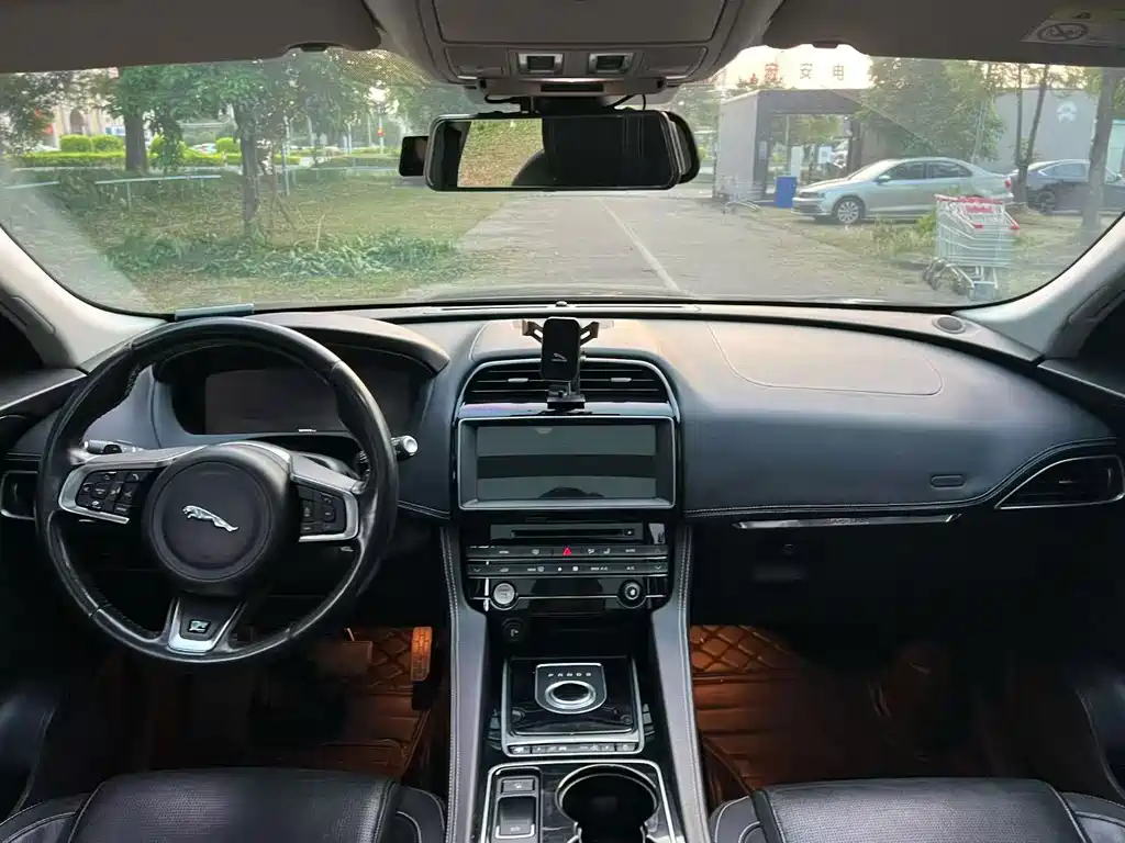 Jaguar F-PACE — миниатюра 6