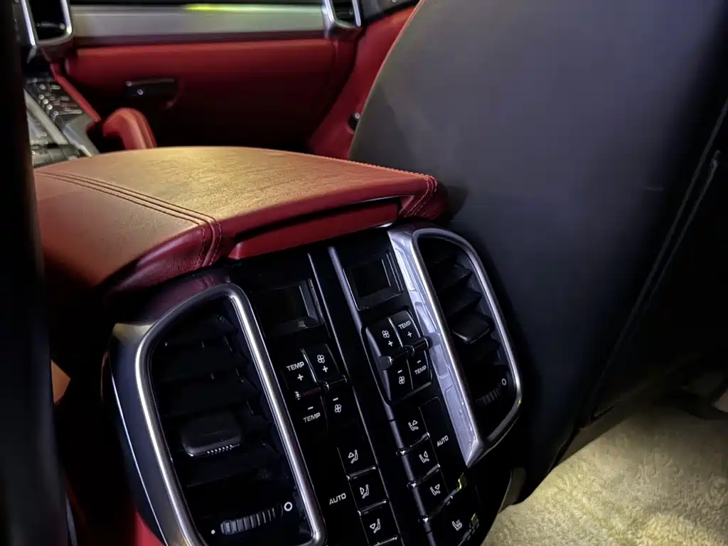 Porsche Cayenne — миниатюра 11