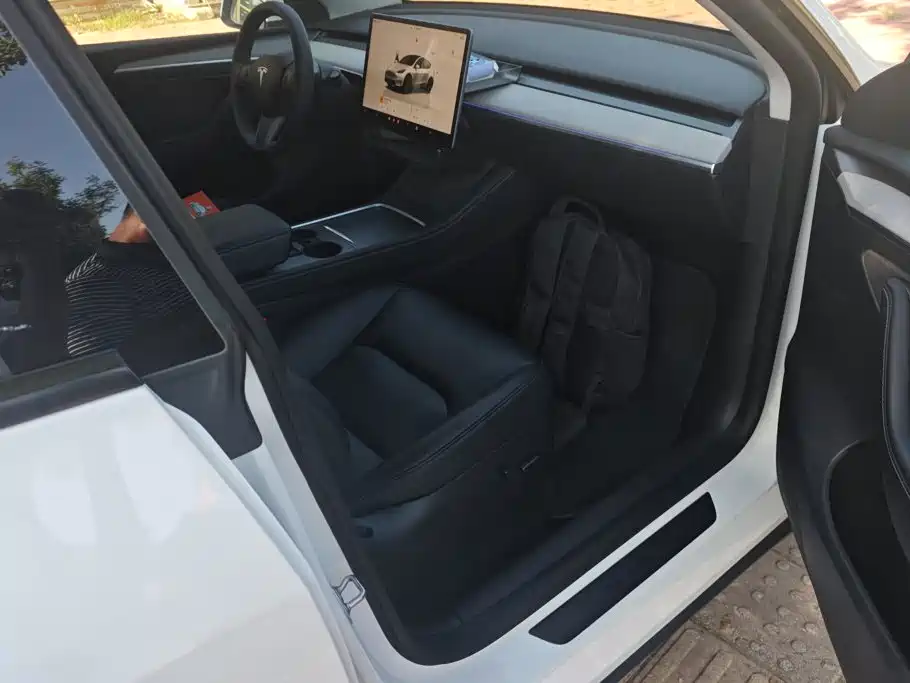 Tesla Model Y — миниатюра 8