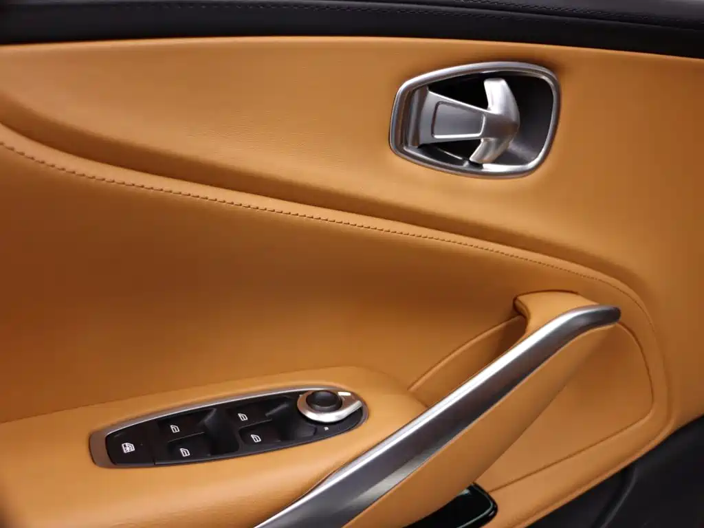 Aston Martin DBX — миниатюра 25