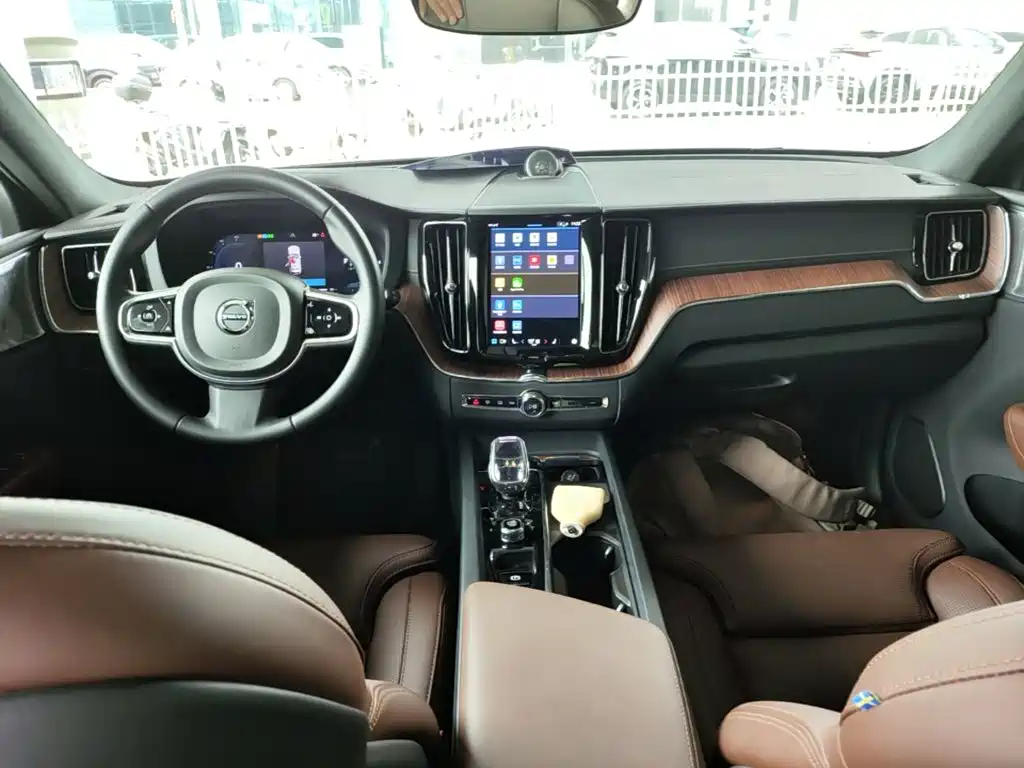 Volvo XC60 PHEV — миниатюра 10