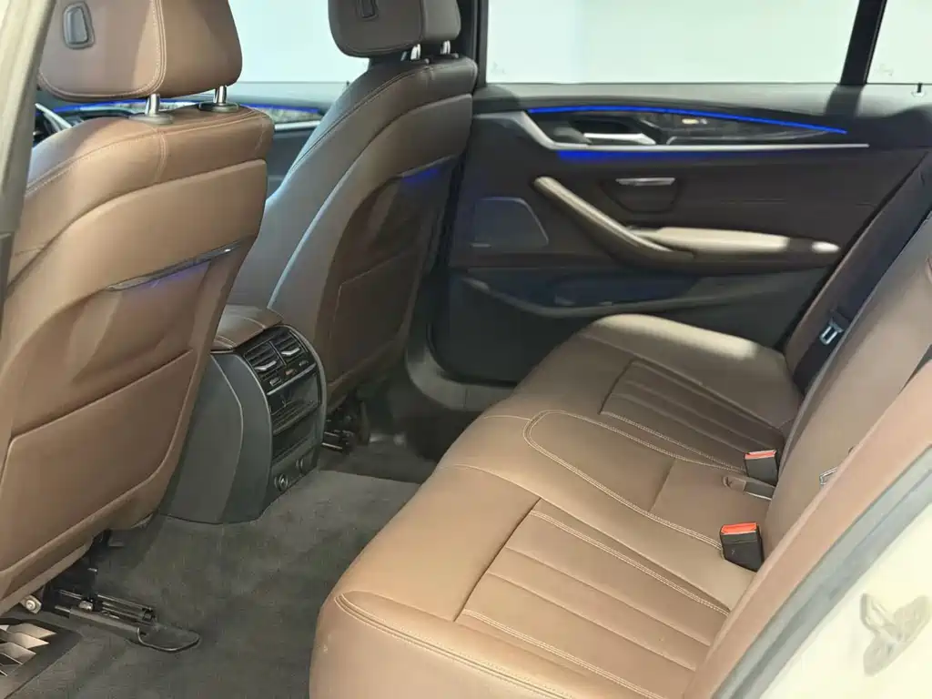 BMW 5 Series — миниатюра 4