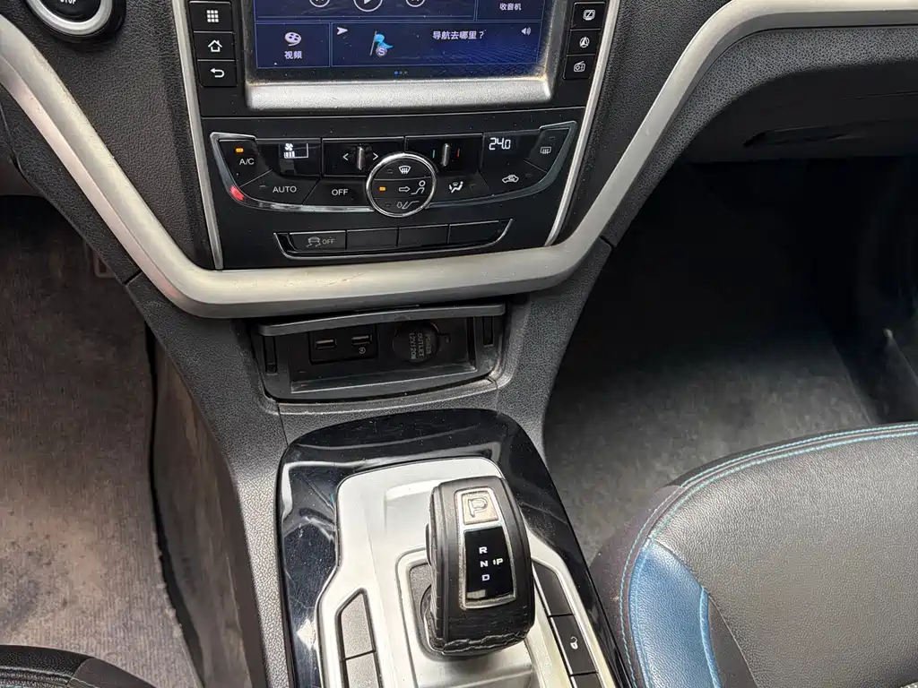 Geely Emgrand 2017 EV300