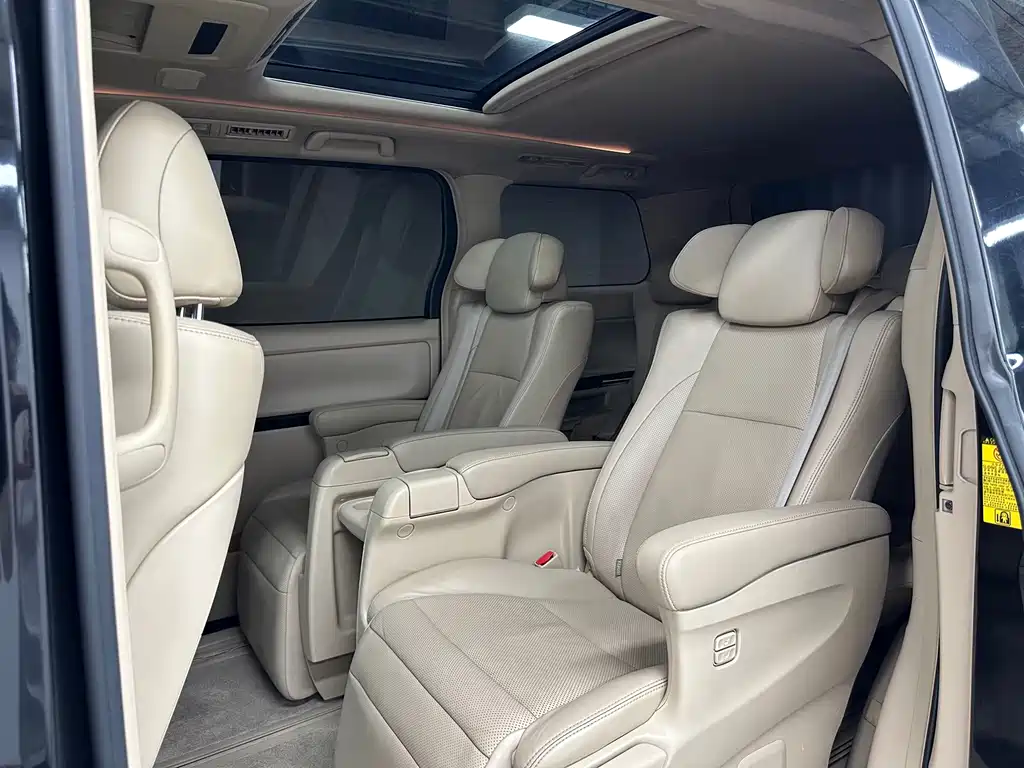 Toyota Alphard — миниатюра 10
