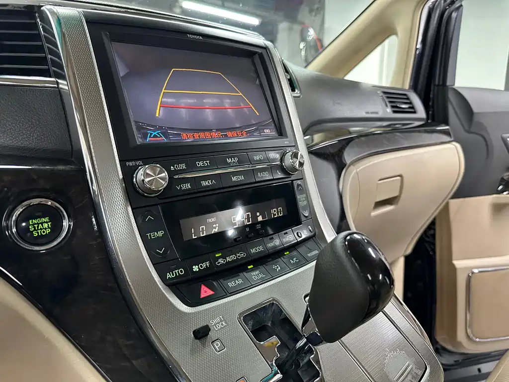 Toyota Alphard — миниатюра 18