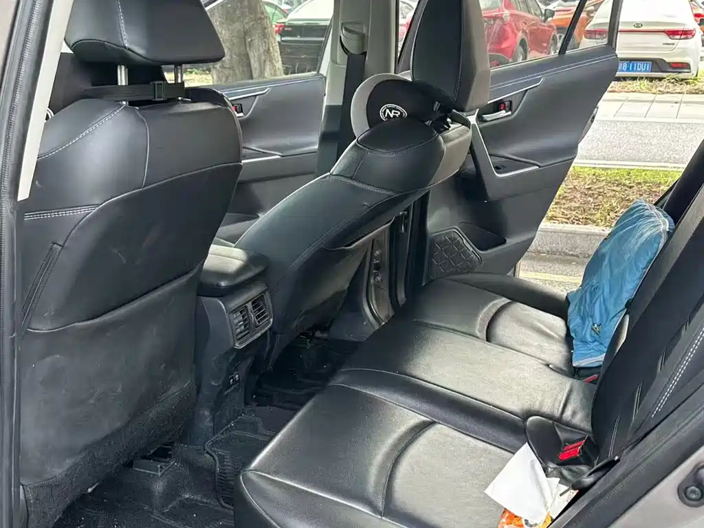 Toyota RAV4 — миниатюра 7