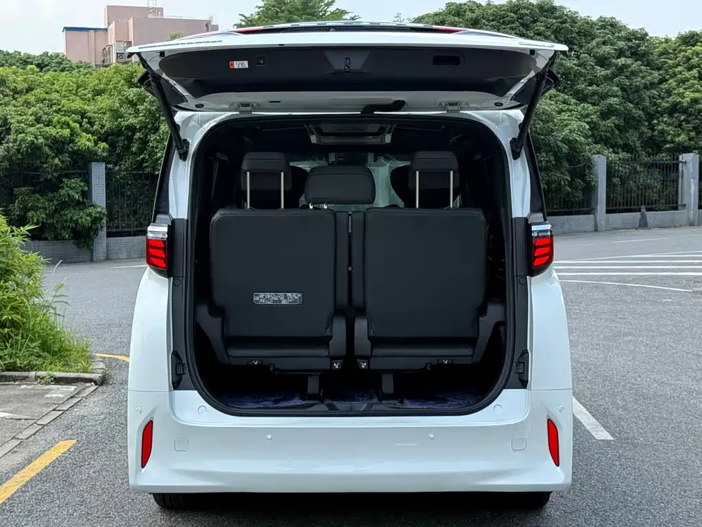 Toyota Alphard — миниатюра 15