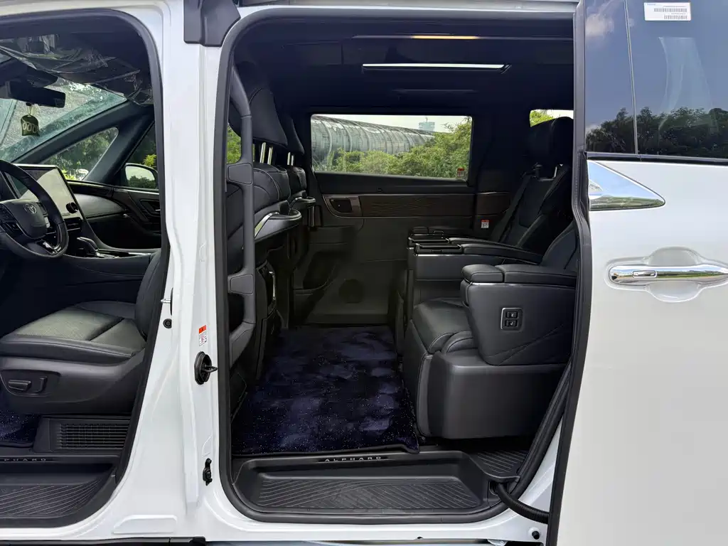 Toyota Alphard — миниатюра 6