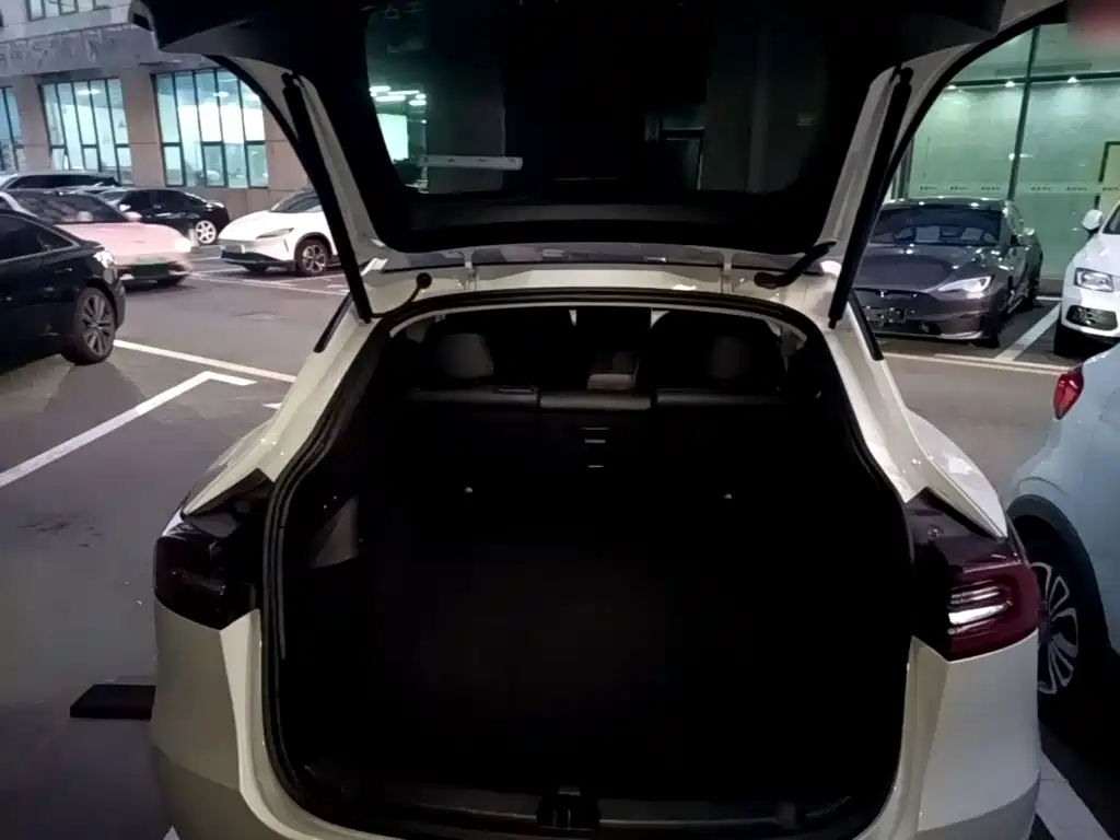 Tesla Model Y — миниатюра 19