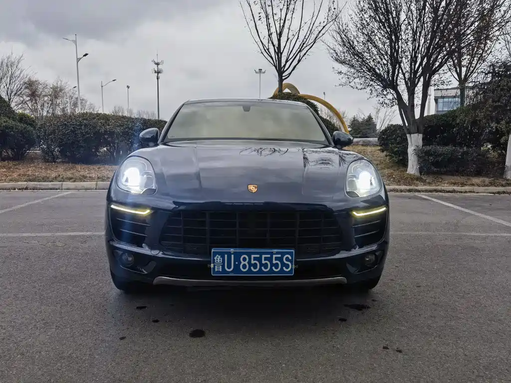 PORSCHE MACAN