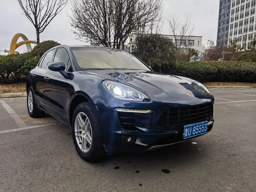 PORSCHE MACAN