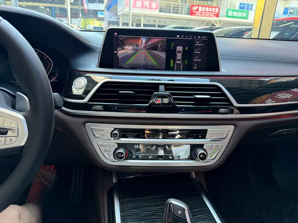 BMW 7 Series — миниатюра 9