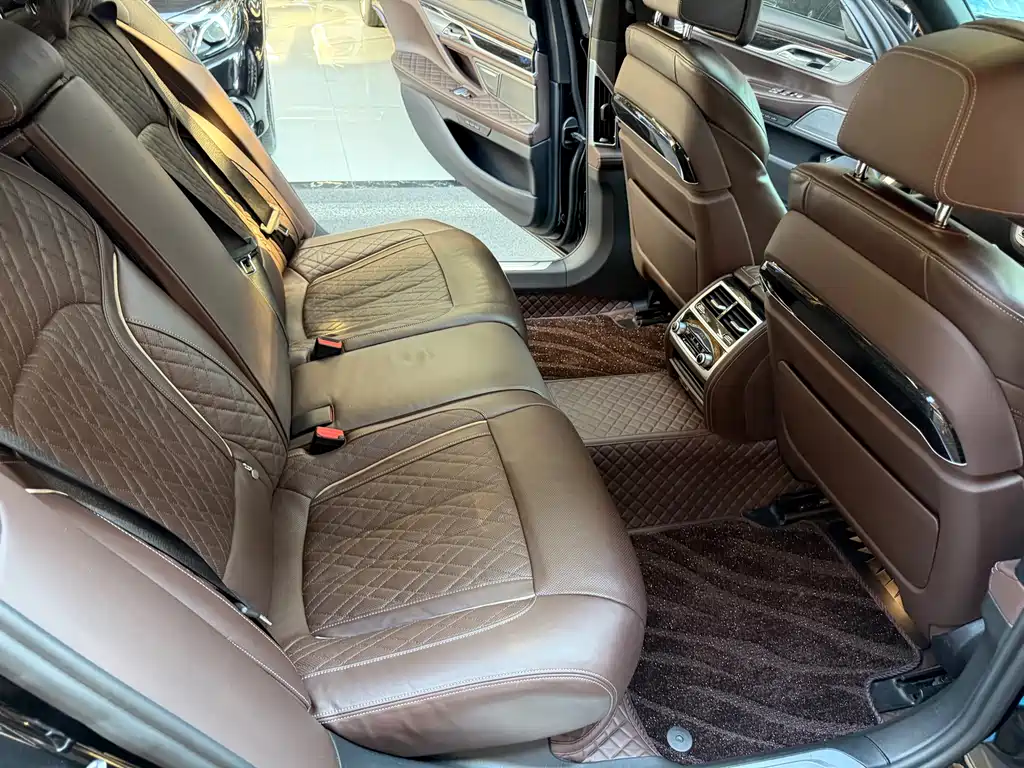 BMW 7 Series — миниатюра 23