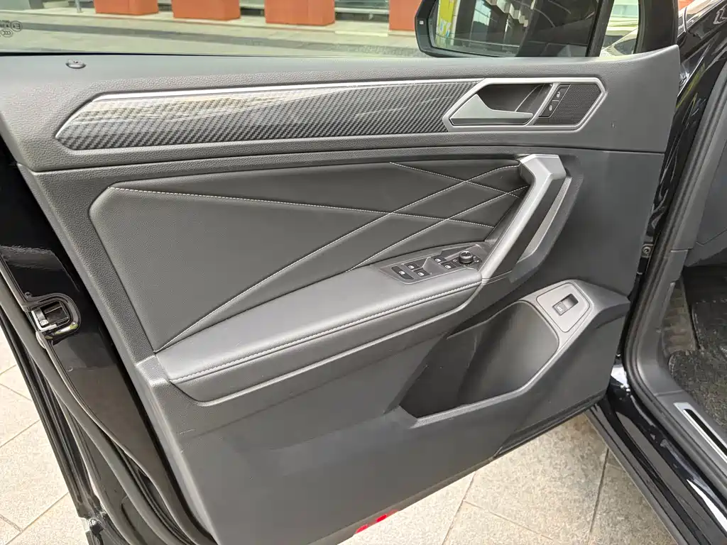 Volkswagen Tiguan L L 2022 330TSI AT R-Line