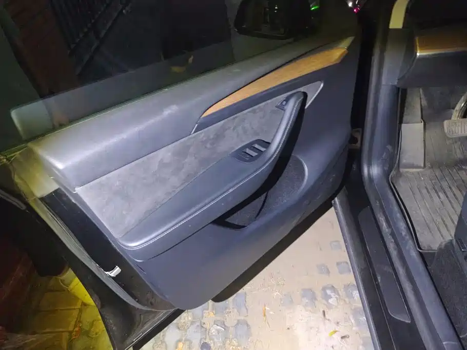 Tesla Model Y — миниатюра 7