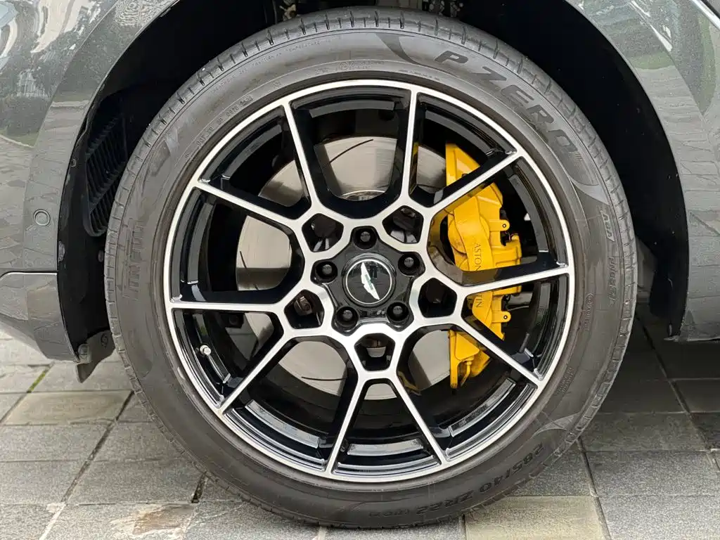 Aston Martin DBX — миниатюра 8