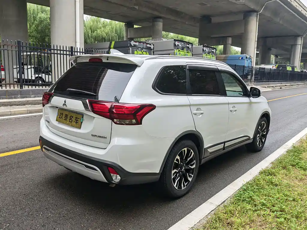 Mitsubishi Outlander — миниатюра 9