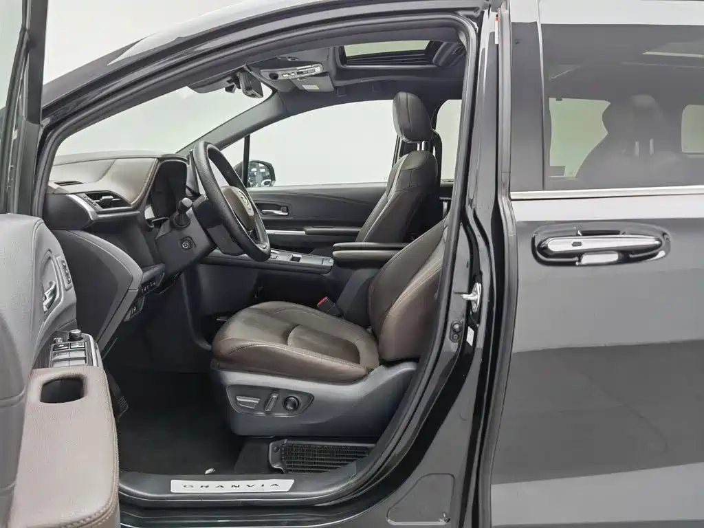 Toyota Granvia — миниатюра 10