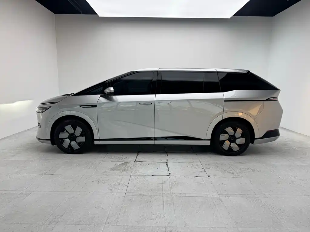 XPeng X9 — миниатюра 2