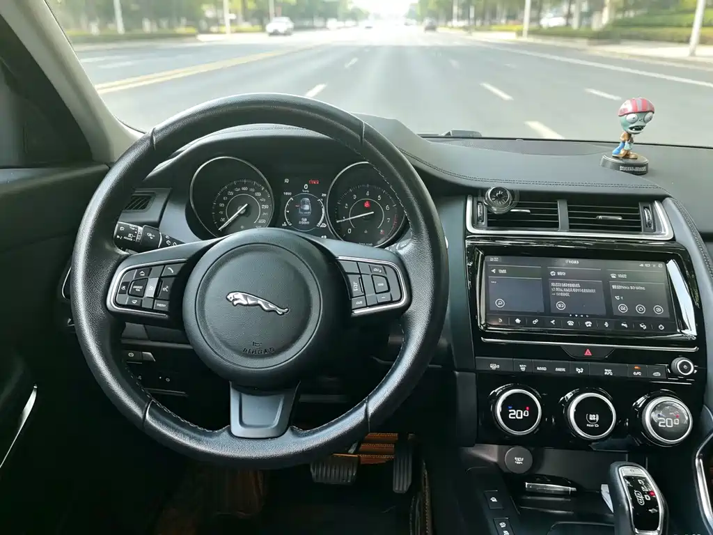 Jaguar E-PACE — миниатюра 5
